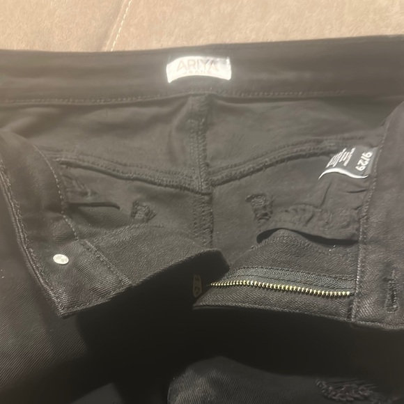 Ariya Black High-Waisted Jean Shorts - Picture 6 of 8